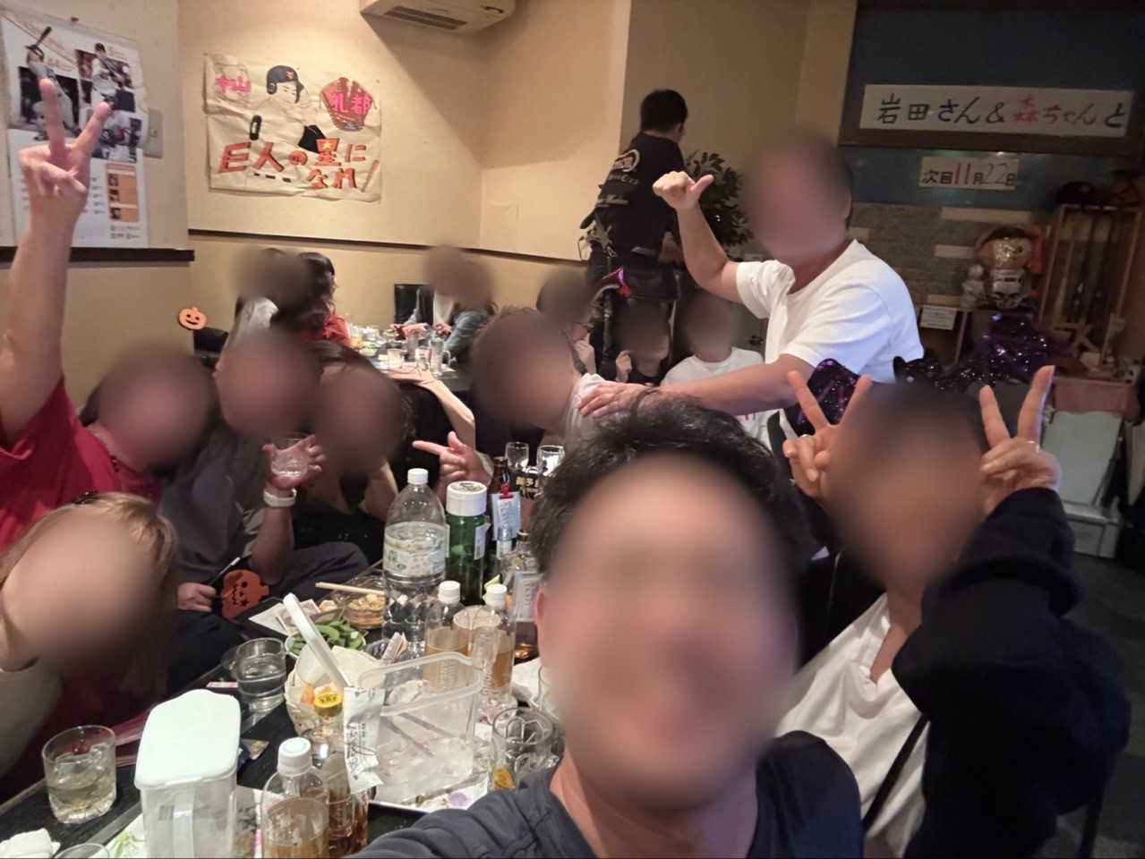 常連さんたちとにぎやかに乾杯